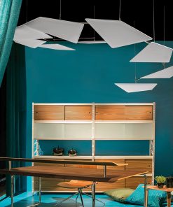 Panneaux acoustiques design et décoratifs en forme géométrique suspendus au plafond au dessus dun bureau - osmoz-mobilier.com